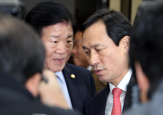 더불어민주당 우상호 원내대표(오른쪽)와 박병석 의원이 1일 오후 국회에서 열린 의원총회에서 얘기를 나누고 있다.